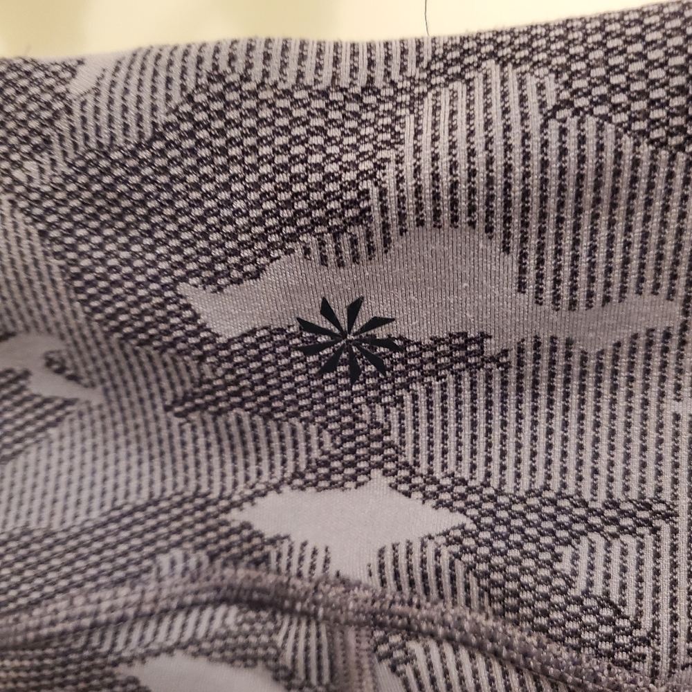 Athleta ultimate stash texture camo capri